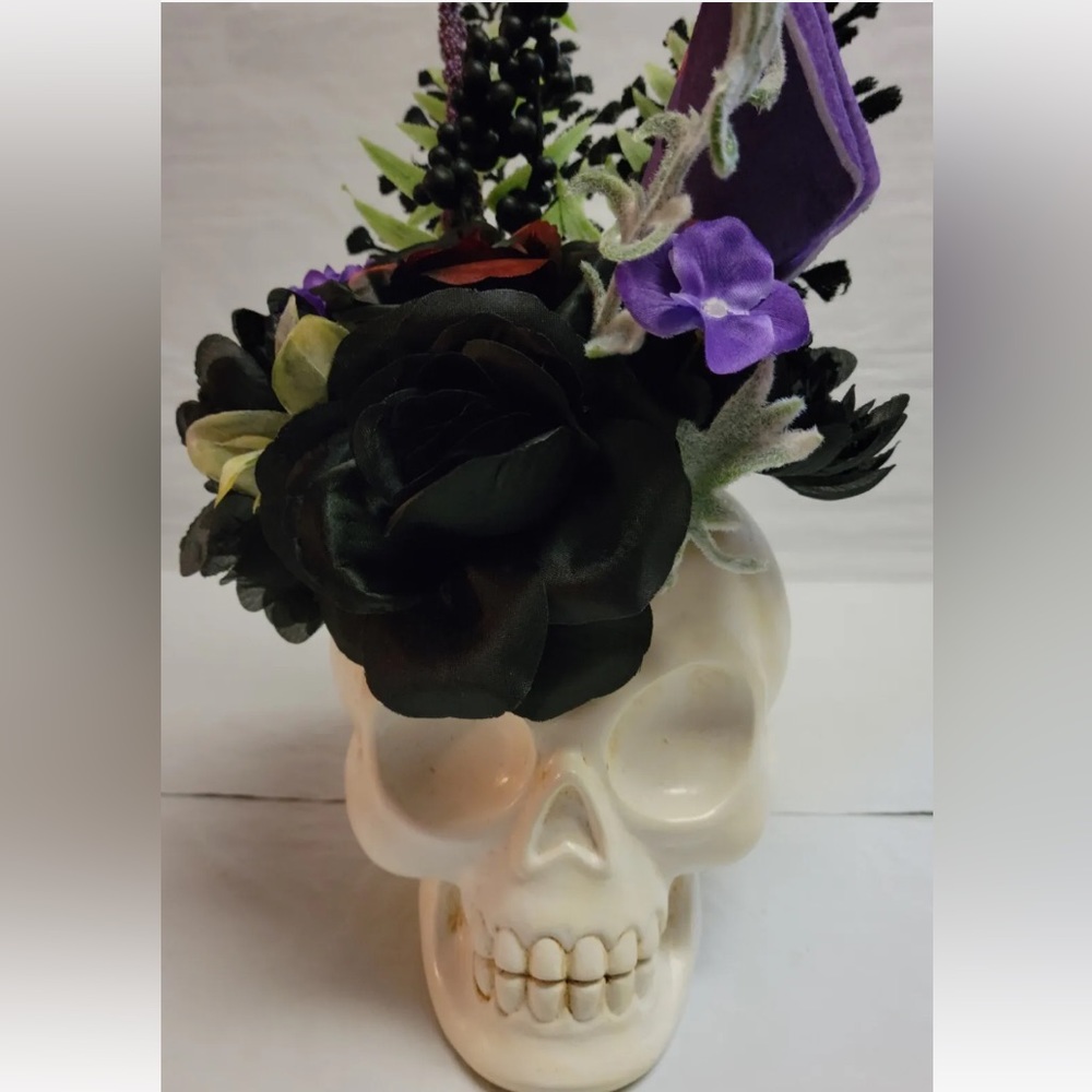 Hyde Eek White Skull Succulent Plant Purple Flower Ghoulish Garden Halloween